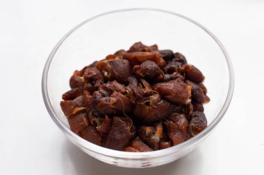 Beyaz arkaplanda ekşi demirhindi.