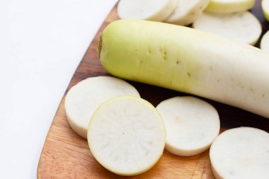 Dilimlenmiş Japon daikonu. Taze sebze.