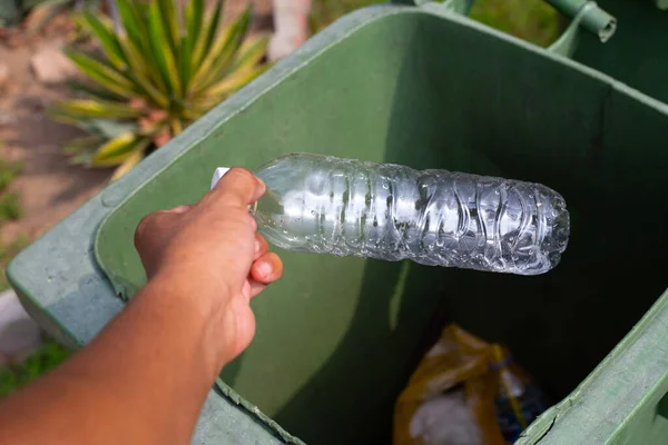 Χέρι Ρίχνουν Άδειο Πλαστικό Μπουκάλι Ανακυκλώνουν Σκουπίδια Σκουπίδια — Φωτογραφία Αρχείου