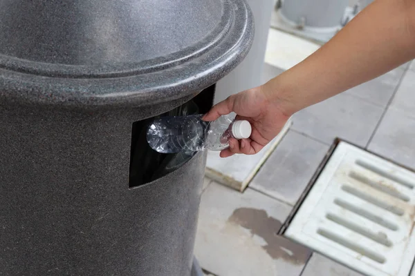 Main Jetant Bouteille Plastique Vide Dans Poubelle Recycler — Photo