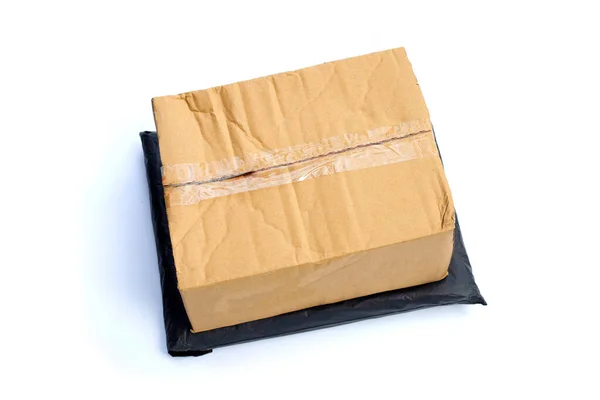 白の背景に黒のプラスチック製の封筒付きの段ボール箱 — ストック写真