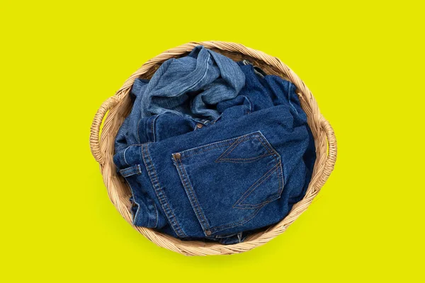 洗濯かごの中の青いジーンズ — ストック写真
