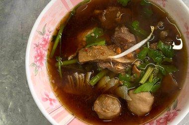 Biftek çorbasını yakın..