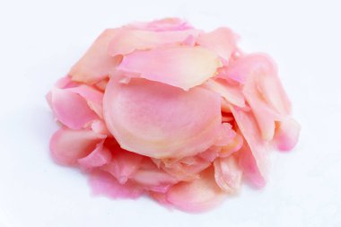 Zencefilli suşi, dilimlenmiş pembe turşu ve zencefil.