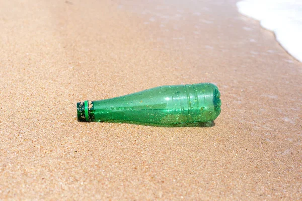 Green Plastic Bottle Beach — Fotografia de Stock