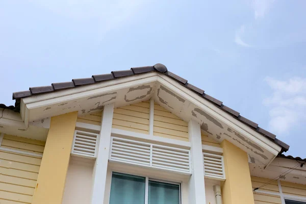 Biały Kolor Farby Złuszczający Się Suficie Domu Pod Dachem — Zdjęcie stockowe