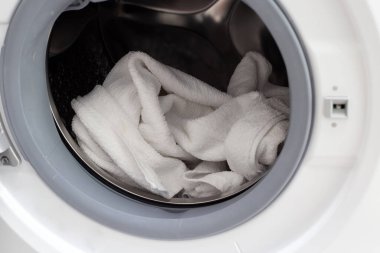 Çamaşır makinesinde kullanılmış havlu