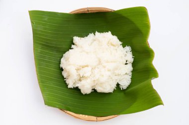 Yapışkan pirinç beyaz zemin üzerinde bambu dokuma tabağı.