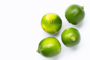 Beyaz arka planı olan limonlar. Boşluğu kopyala