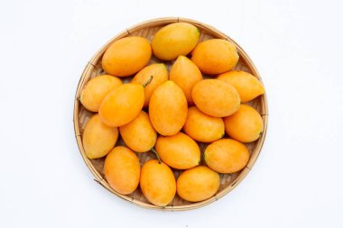 Beyaz arkaplanda yalıtılmış Marian erik meyvesi