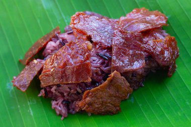 Kızarmış biftekli siyah pilav.