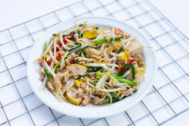 Kızarmış fasulye filizi, kıyma ve soya peyniri.