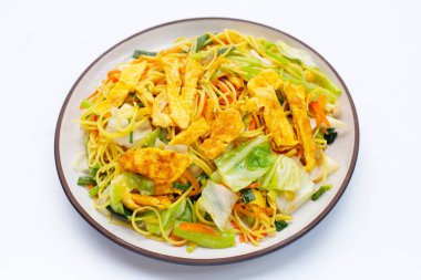 Çin usulü kızarmış erişte. Asya mutfağı