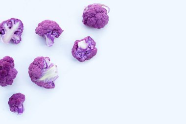 Beyaz arkaplanda mor karnabahar.