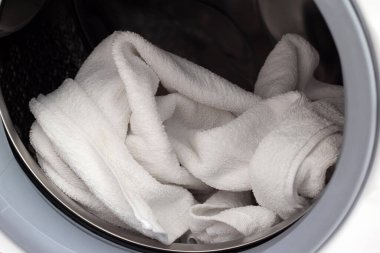 Çamaşır makinesinde kullanılmış havlu