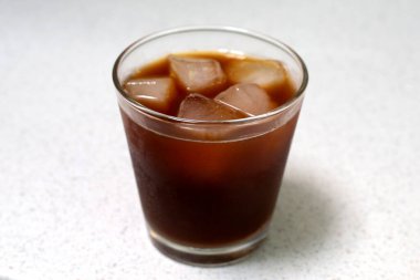 Beyaz arka planda buzlu sade kahve.. 