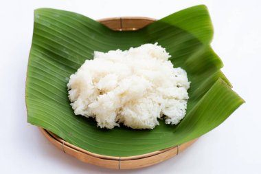 Yapışkan pirinç beyaz zemin üzerinde bambu dokuma tabağı.