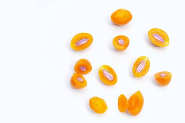 Beyaz arkaplanda yalıtılmış Marian erik meyvesi