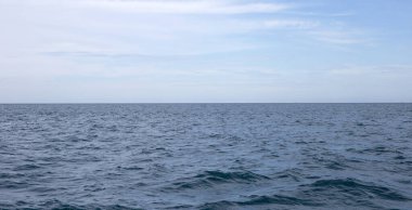 Mavi deniz suyu yüzeyi dokusu. Mavi okyanus yazı