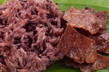 Kızarmış biftekli siyah pilav.