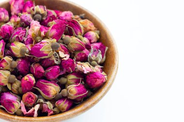 Beyaz arka planda çay için kurumuş güller.