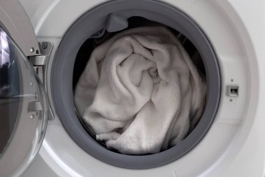 Çamaşır makinesinde kullanılmış havlu