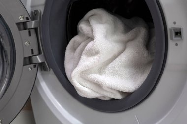 Çamaşır makinesinde kullanılmış havlu