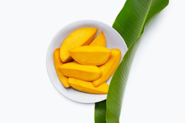 Tropik meyve, beyaz arka planda mango..