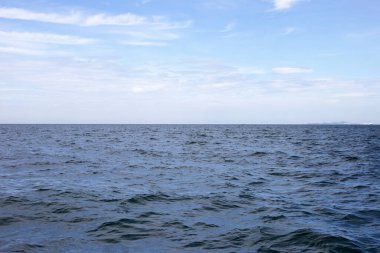 Mavi deniz suyu yüzeyi dokusu. Mavi okyanus yazı