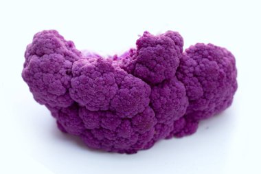 Beyaz arkaplanda mor karnabahar.