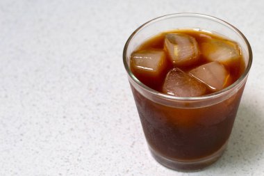 Beyaz arkaplanda buzlu kahve..