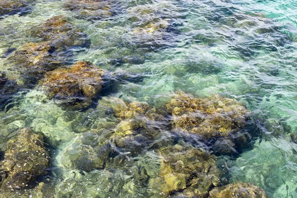Kaya Ile Açık Deniz Yüzeyi — Stok fotoğraf