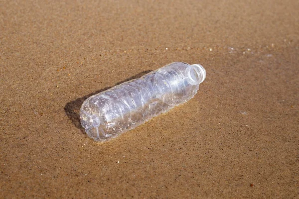 Garrafa Plástico Praia — Fotografia de Stock