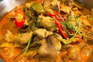 Domuz etli panaeng körisi. Tayland yemeği.