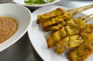 Beyaz tabakta ızgara domuz eti.