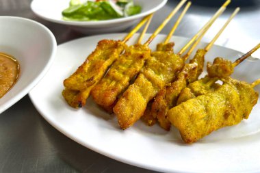 Beyaz tabakta ızgara domuz eti.