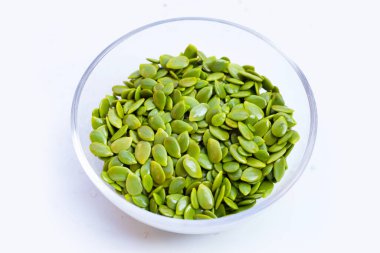 Beyaz arkaplanda Leucaena löcocephala izole tohumları