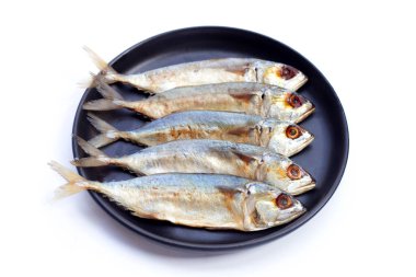 Beyaz arka plan üzerinde çiğ balık.