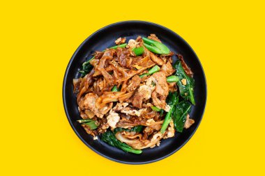 Soya soslu pilavlı erişte ve domuz eti.