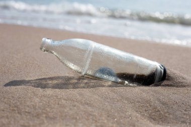 Kumsalda cam şişe