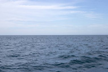 Mavi deniz suyu yüzeyi dokusu. Mavi okyanus yazı