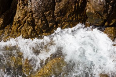 Kayalara vuran deniz suyu.