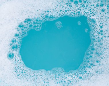 Deterjan köpüklü su. Mavi arkaplan, sabun suyu