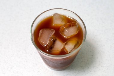 Beyaz arka planda buzlu sade kahve..