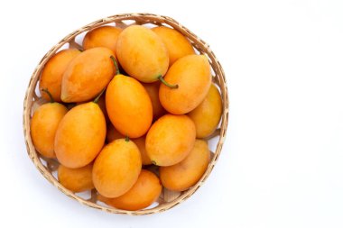 Beyaz arkaplanda yalıtılmış Marian erik meyvesi