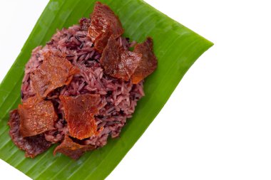 Kızarmış biftekli siyah pilav.