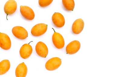 Beyaz arkaplanda yalıtılmış Marian erik meyvesi