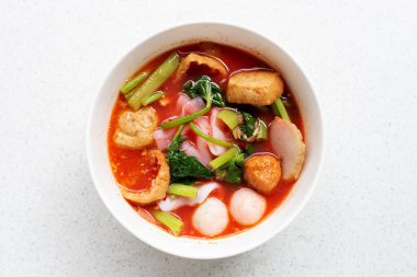 Bir kase pembe erişte.