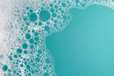 Deterjan köpüklü su. Mavi arkaplan, sabun suyu