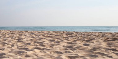 Deniz ve gökyüzü olan kumsal. Yaz tatili plajı